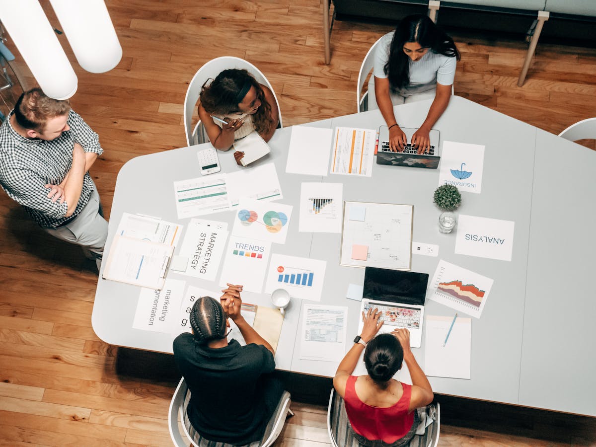 Project manager using AI tools for information synthesis