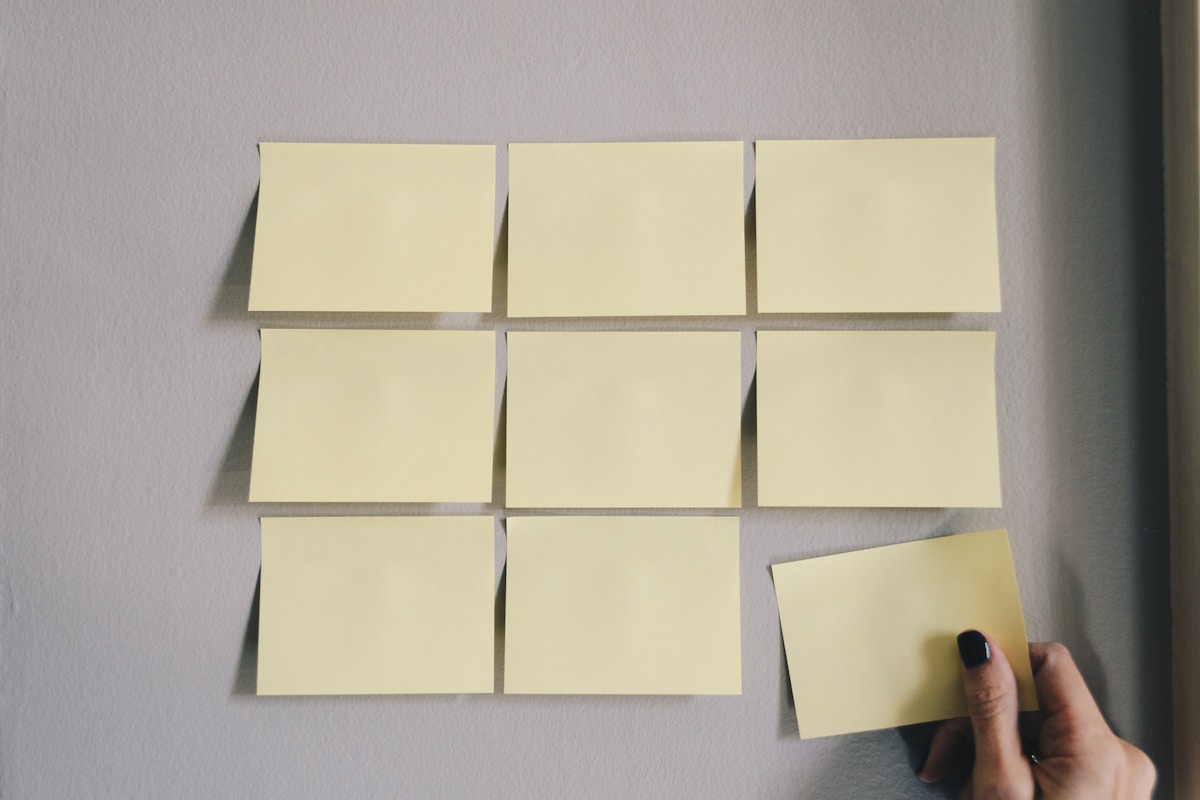 Roadmap dự án và tài liệu planning trên bàn làm việc